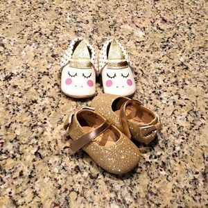 2 pairs of baby shoes